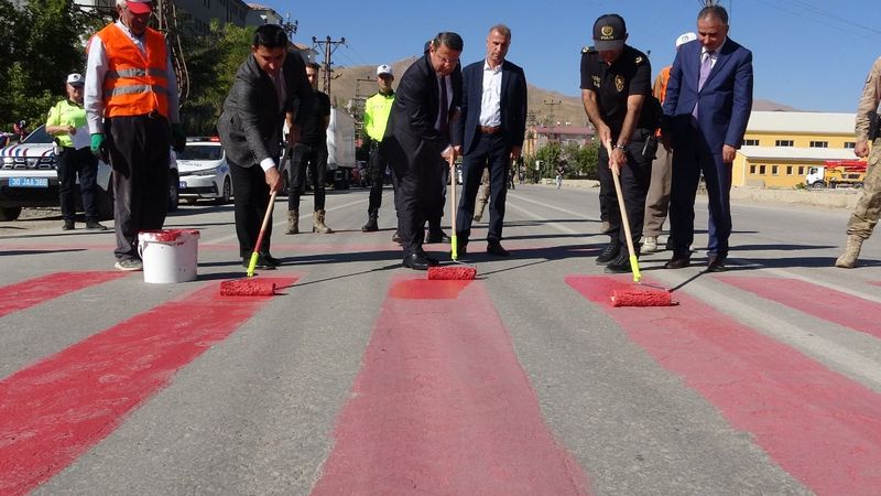 Türkiye genelinde yapılan Yayalara Öncelik Duruşu etkinliği dikkat çekti