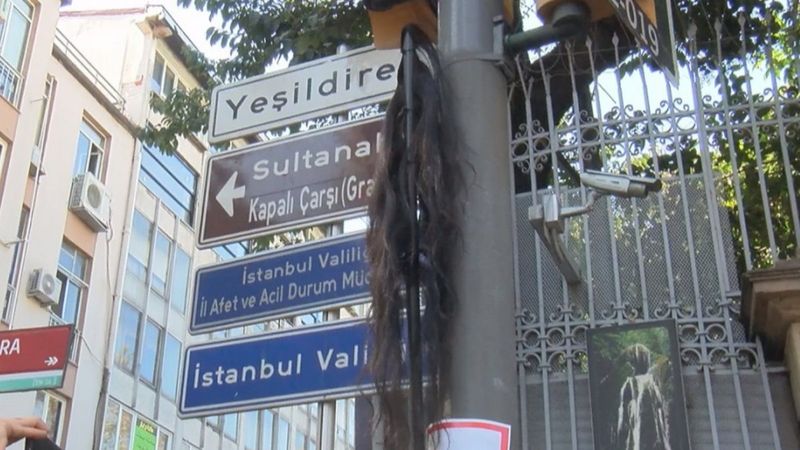 Fatih'te Mahsa Amini protestosu: Saçtan bayrak yaptılar