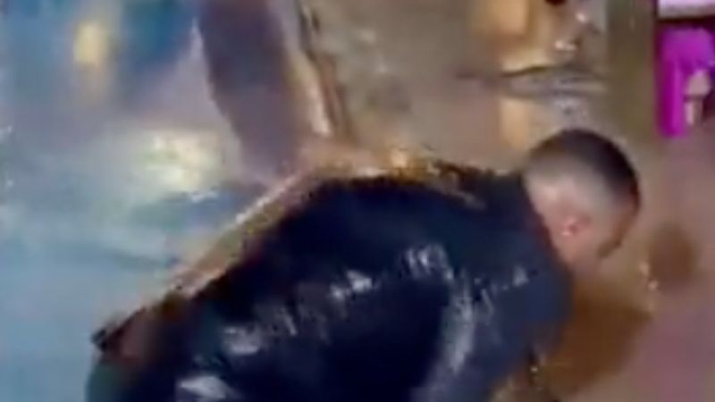 Dubai'deki lüks düğünde, damadın arkadaşı havuza düştü