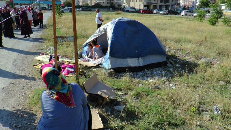 Kayseri'de sıfır daire beklerken kalp hastası çocuklarıyla çadıra kaldı