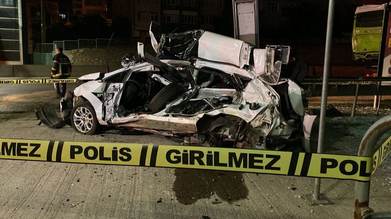 Kocaeli'de, önce otobüse sonra durağa çarptı: 1 ölü, 2 yaralı