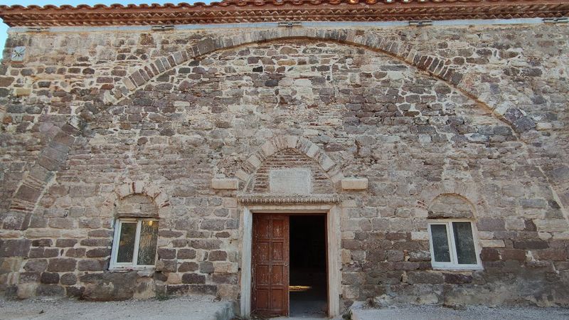 Çanakkale'de 656 yıllık camiye PVC pencere takıldı