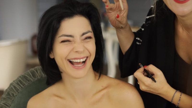 Merve Boluğur, gelinliğini gösterdi