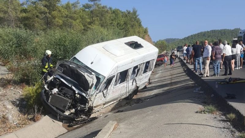 Muğla'da minibüs şarampole devrildi: 10 yaralı