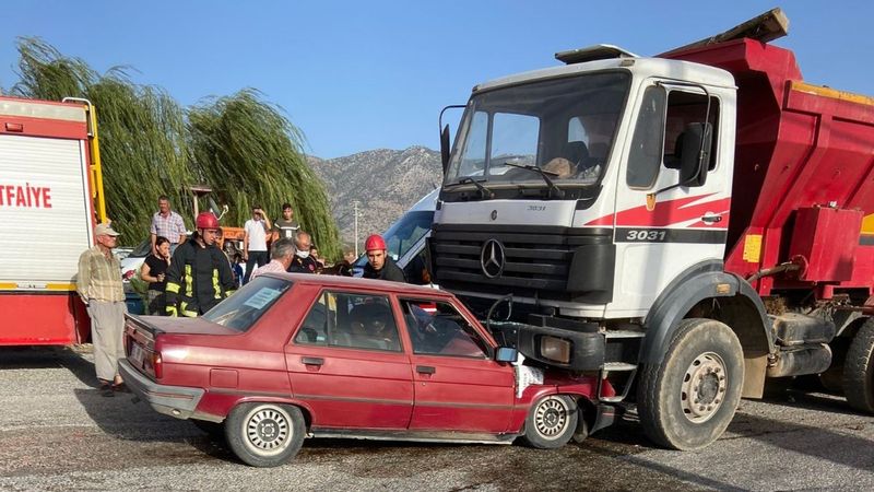 Denizli'de satılığa çıkarılan araç kazada hurdaya döndü