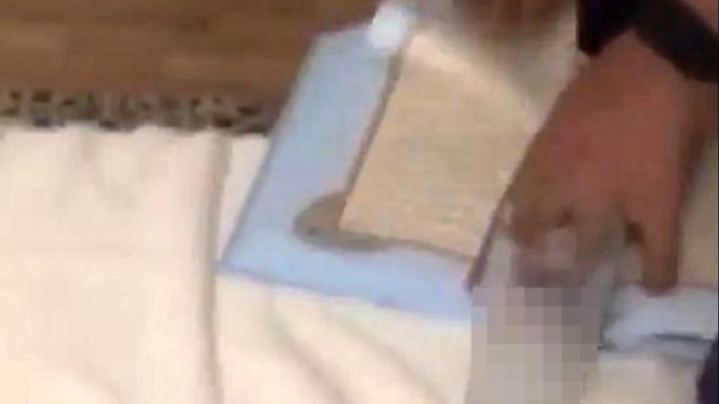 İzmir'de rakı masasında Kur’an-ı Kerim’i yaktılar