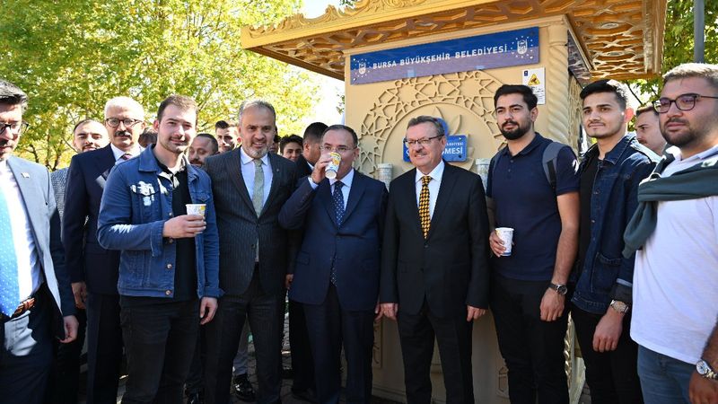 Adalet Bakanı Bekir Bozdağ, çorbayı çeşmeden içti