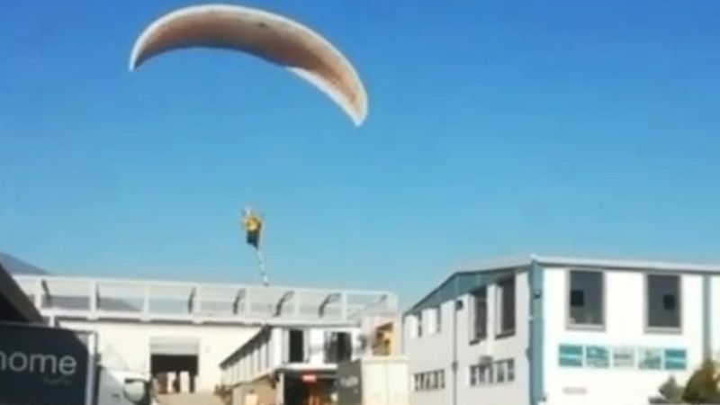 Bursa'da paraşüt tutkunu işe uçarak gitti