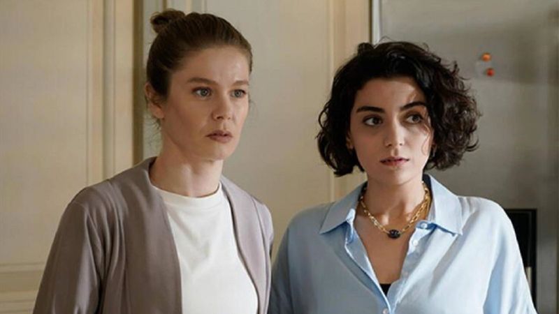 Camdaki Kız'ın Billur'u meğer ne cesurmuş... Derin göğüs dekolteli pozları olay oldu!