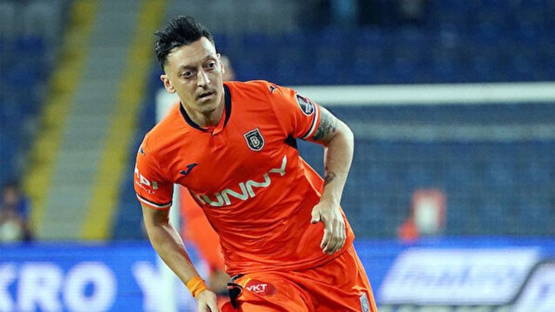 Mesut Özil ameliyat oldu