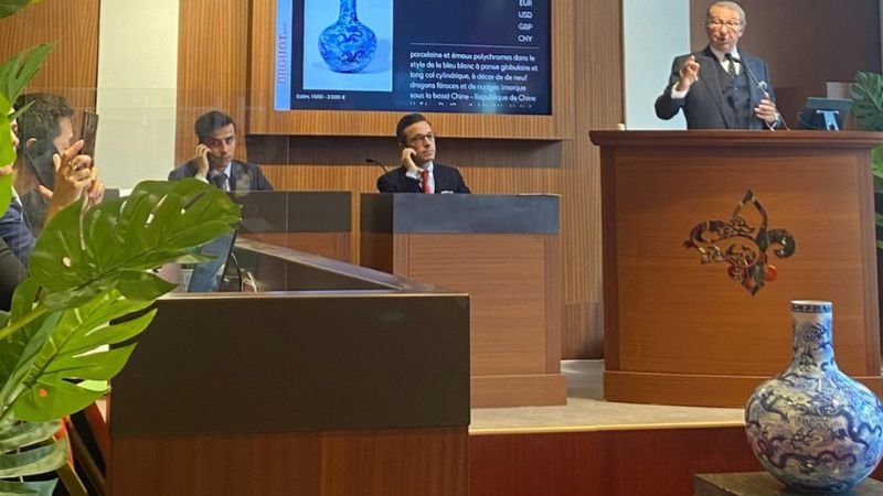Fransa'da Çin vazosu müzayedede 7.7 milyon euroya satıldı