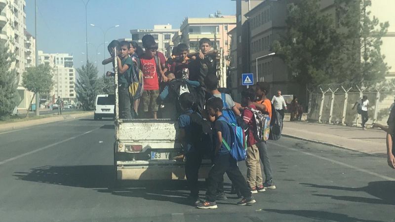 Şanlıurfa'da, öğrencilerin kamyonet kasasındaki yolculuğu kamerada