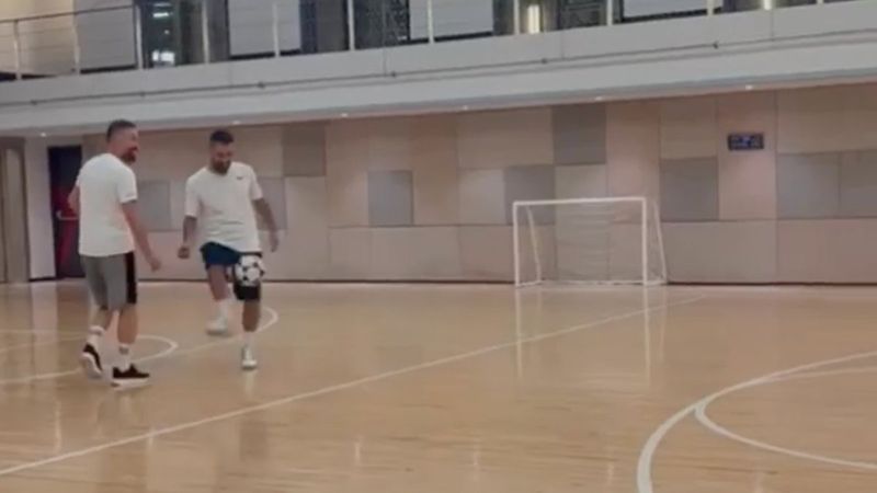 Arda Turan ayağıyla basket attı