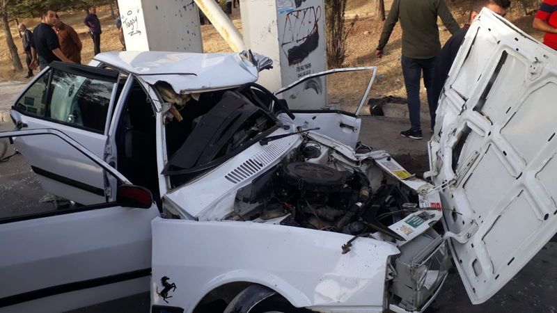 Van'da kontrolden çıkan otomobil üst geçit direğine çarptı