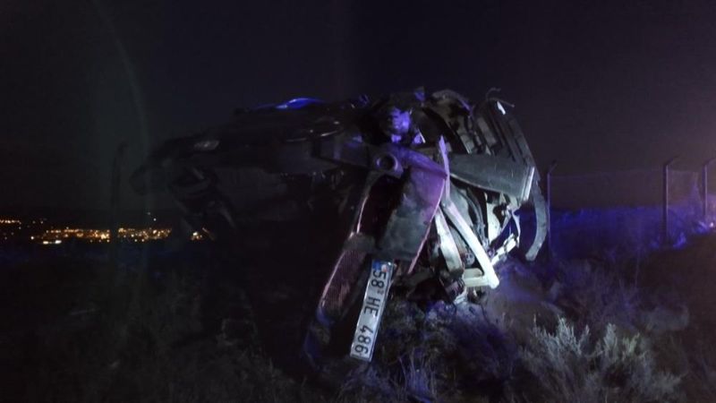 Sivas'ta takla atan araçtan fırlayan 3 kişi öldü