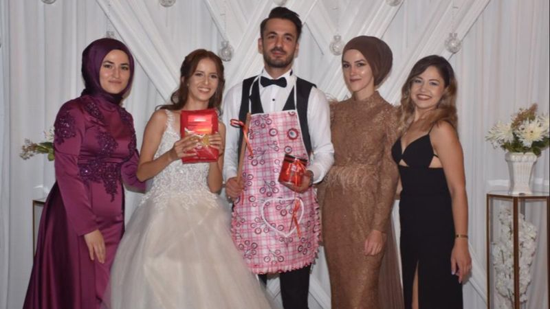 Balıkesir'de gelinin sağdıçları damada önlük takıp oklava hediye etti