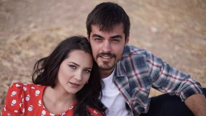 Gülsim Ali kuğuya benzedi, hafif dekoltesi gözlerden kaçmadı! 