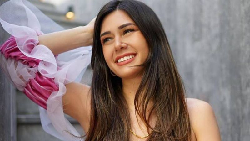 Sibil Çetinkaya kısa gelen eteğini şortla kurtamaya çalıştı! 