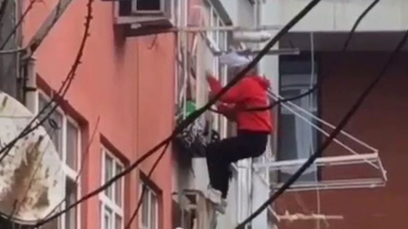 Fatih'te ikinci kata tırmanarak çıkan genci mahaleli yakaladı