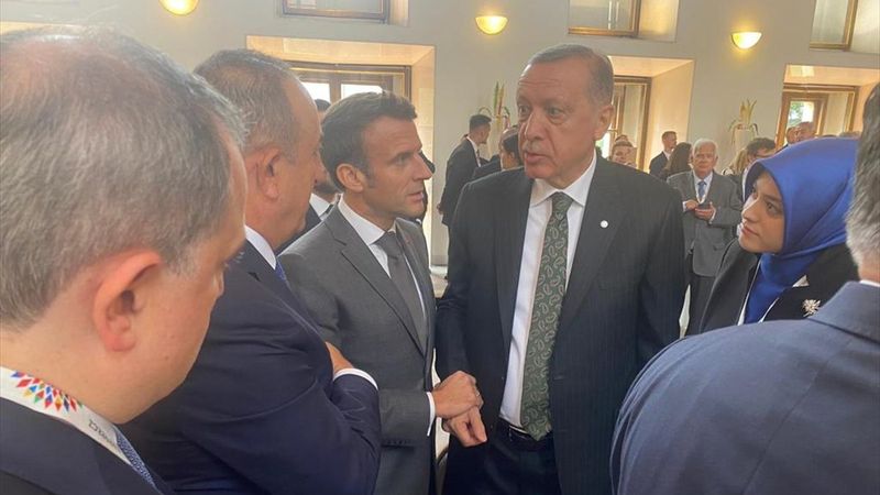 Cumhurbaşkanı Erdoğan, Macron ile ayaküstü sohbet etti
