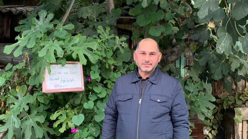 Sakarya'da bahçesine 'helaldir yiyin' tabelası asan adam taktir topladı