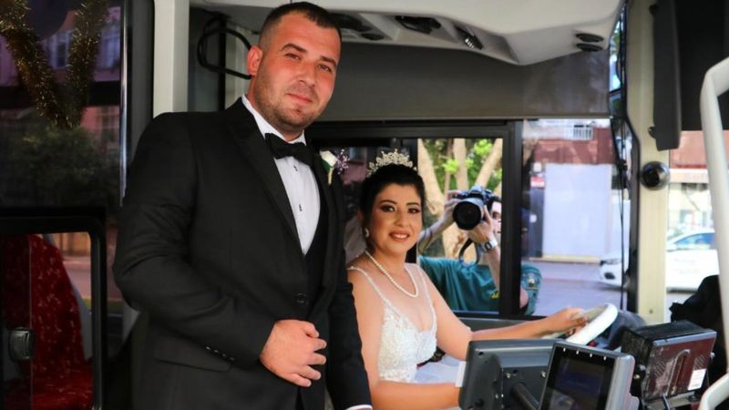 Adana'da kullandığı otobüs gelin arabası oldu