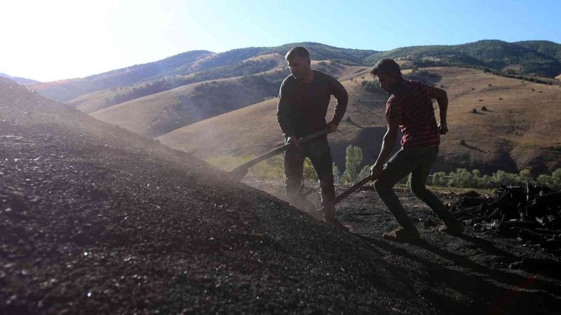 Gümüşhane’de 'Torlakçılar' ekmeklerini ateş ve külden çıkarıyor