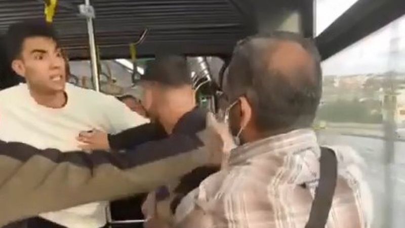 Beylikdüzü'ndeki metrobüste yolcuların yüksek sesle konuşma kavgası