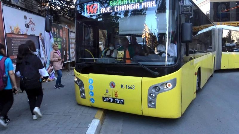 Avcılar'da kavşakta araç park edip gitti, trafiği kilitledi