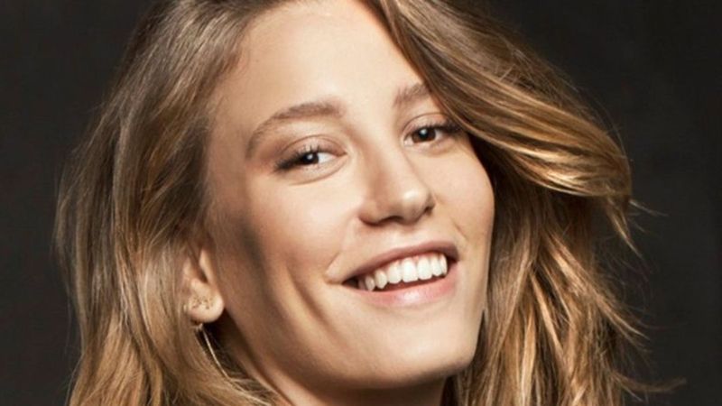 Serenay Sarıkaya'dan sütyensiz kare... 