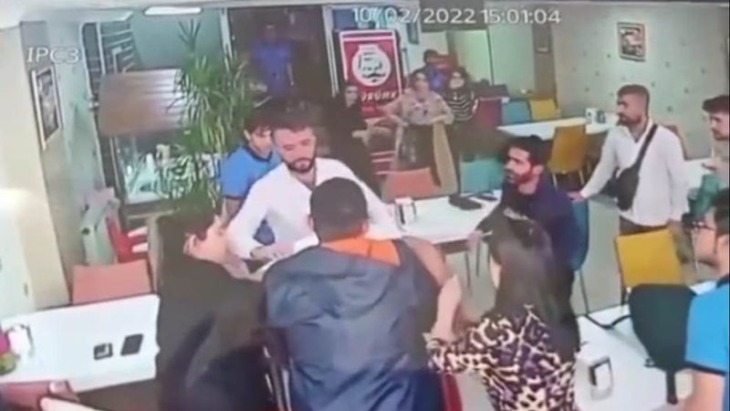 Van'da nefes borusuna yiyecek kaçan müşterisini kurtardı