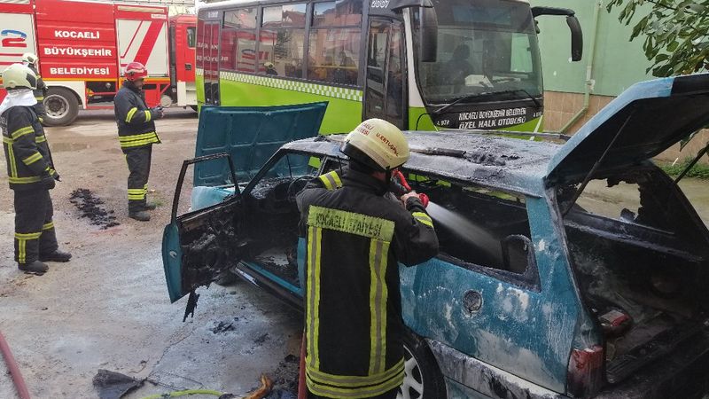 Kocaeli'de kibritle oynayan çocuk otomobili ateşe verdi