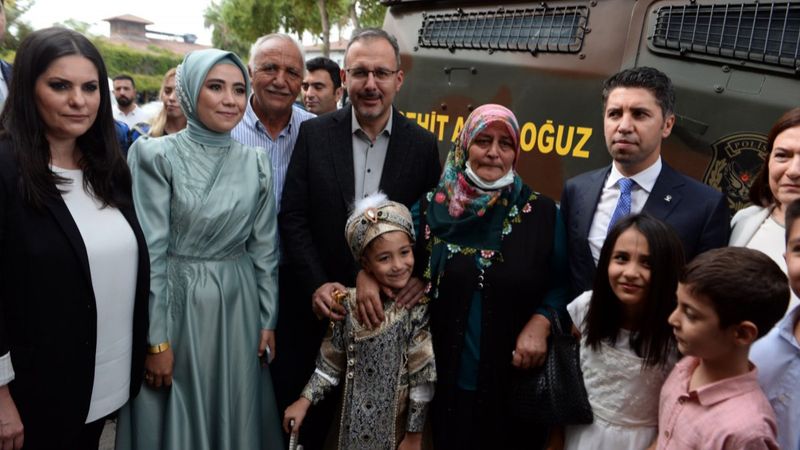Şehit polisin oğlu sünnet törenine babasının adını verildiği zırhlı araçla geldi