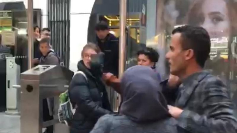 Eskişehir'de çantasıyla herkese saldıran kadın kamerada