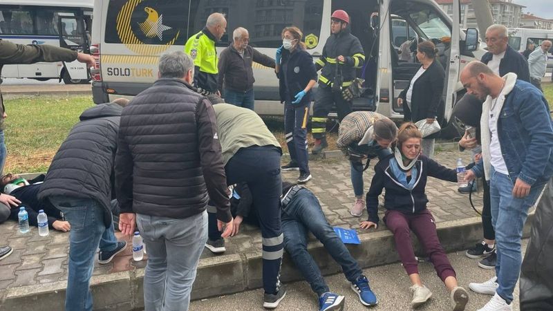 Bursa'da servis minibüsü kaza yaptı: Şoför ve işçiler yaralandı