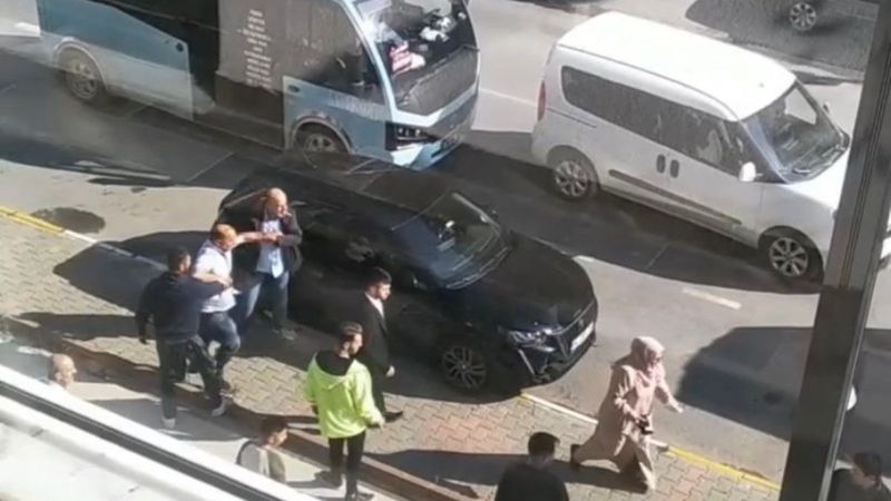 Pendik'te minibüs şoförü ile yolcu arasında kavga çıktı