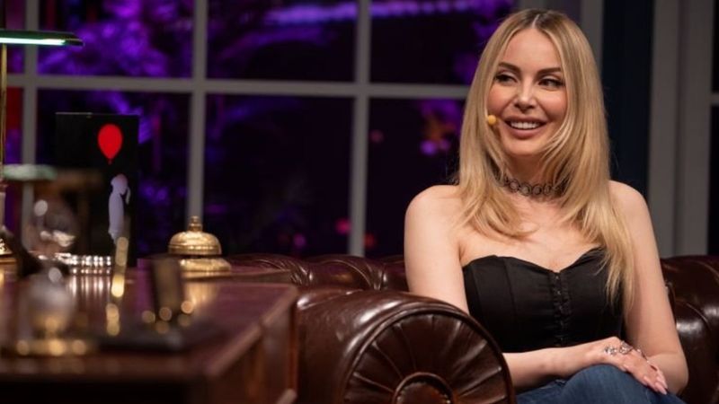 Hande Sarıoğlu dekoltesi ile yine akıl aldı! 