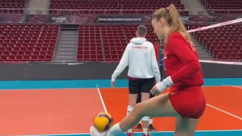 Zehra Güneş, salonda futbol oynadı