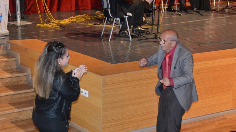 Sinop'ta konsere eşlik eden yaşlı adam bastonu bırakıp oynadı