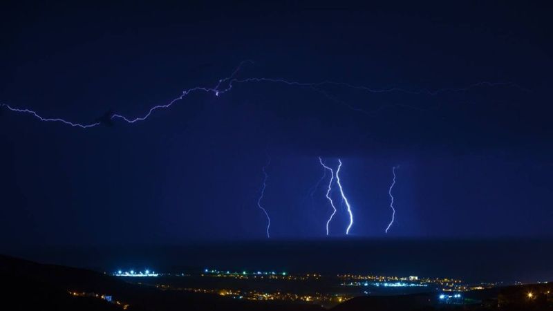 İskenderun Körfezi´nde şimşekler geceyi aydınlattı