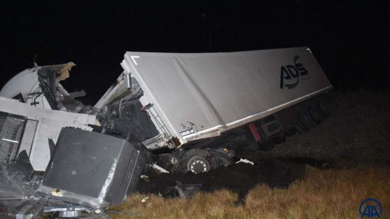 Kars'ta traktör ile tırın çarpıştığı kazada 1 kişi öldü, 1 kişi yaralandı