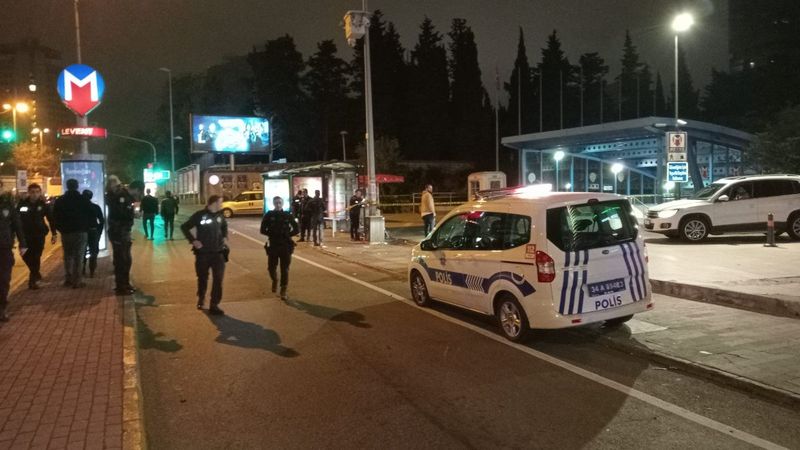 Beşiktaş’ta durakta bekleyen kişiye silahlı saldırı: 1 yaralı
