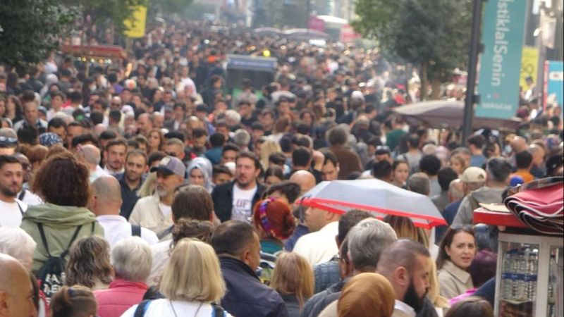 Taksim'de pazar yoğunluğu dikkat çekti