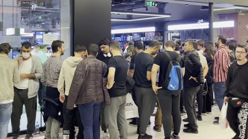 Yenibosna'da bilgisayar mağazasında metrelerce kuyruk oluştu