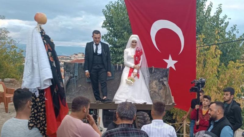 Denizli'de gelini evden kepçeyle aldılar