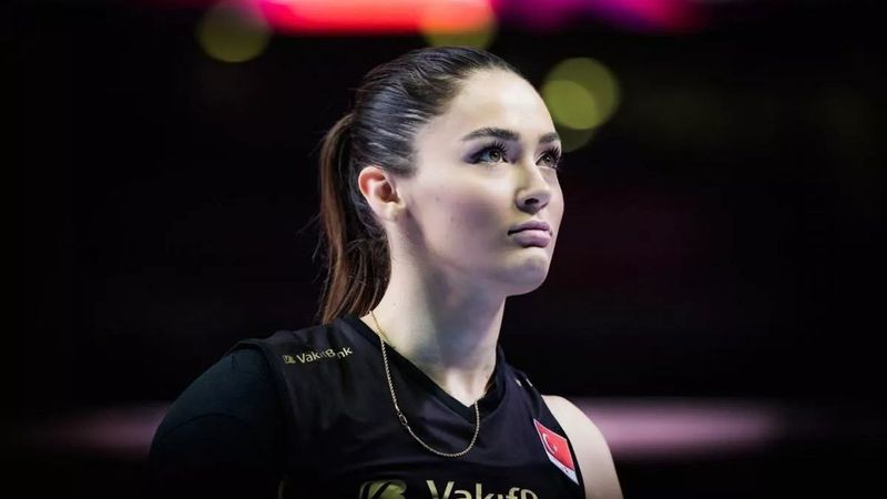 Zehra Güneş mini elbisesi ile göğüs dekoltesi verdi! 