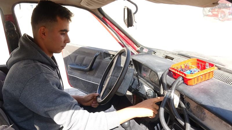 Tokat'ta, 1983 model arabaya kendi yazılımı ile yeni özellikler ekledi