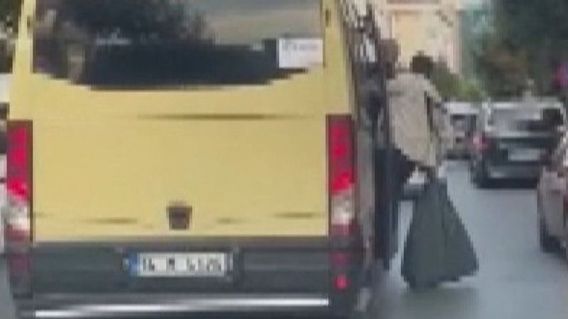 Güngören'de minibüsteki yolcu dışarı sarkarak yolculuk yaptı