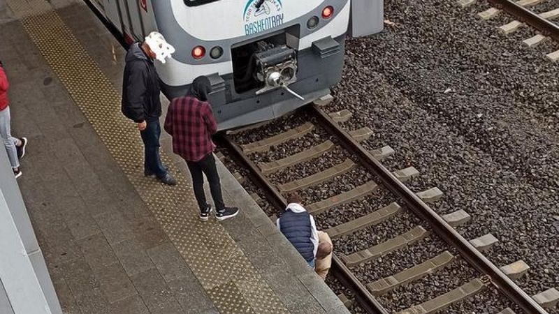 Ankara'da raylara düşen kişiyi kurtarmak için zamanla yarıştılar