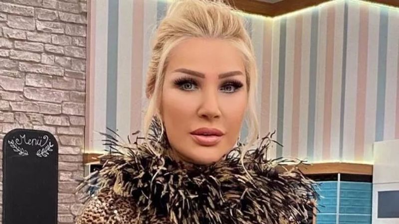 Açtıkça açtı! 59 yaşındaki Seda Sayan'ın derin göğüs dekolteli cesur pozu olay oldu!